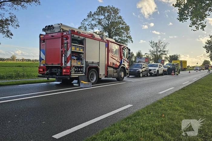 Meerdere auto's en vrachtwagen betrokken bij kettingbotsing