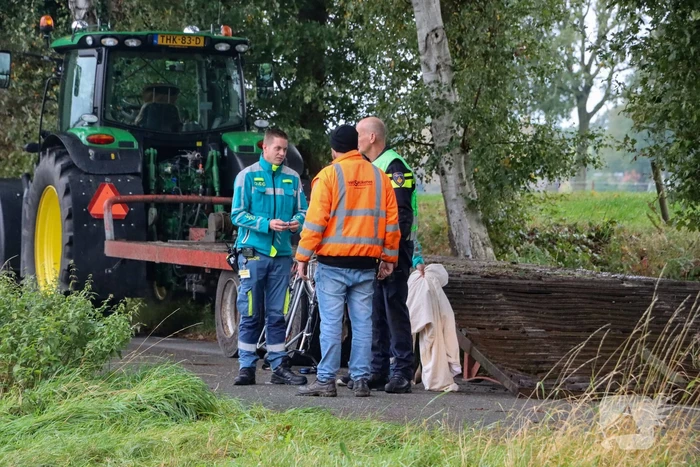 Fietser ernstig gewond bij botsing met stilstaande tractor