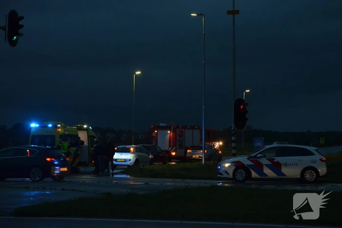 Meerdere voertuigen botsen op kruising