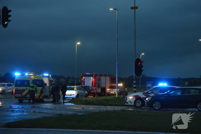Meerdere voertuigen botsen op kruising