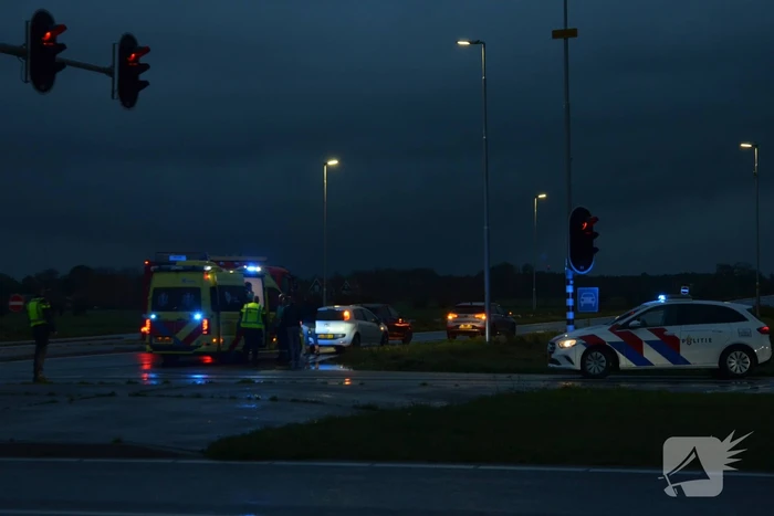 Meerdere voertuigen botsen op kruising