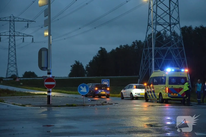 Meerdere voertuigen botsen op kruising