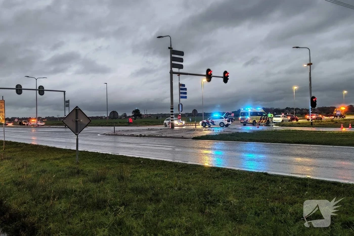 Meerdere voertuigen botsen op kruising