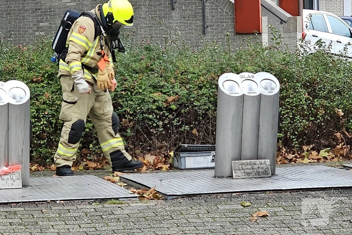 Brandweer verricht metingen bij achtergelaten krat