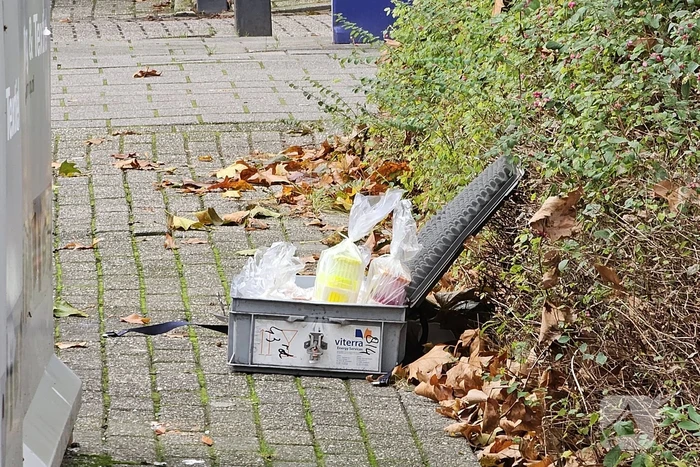 Brandweer verricht metingen bij achtergelaten krat