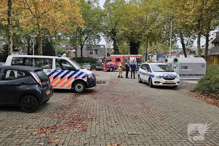 Brandweer verricht metingen bij achtergelaten krat