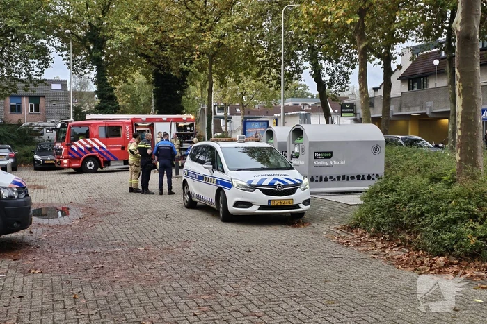 Brandweer verricht metingen bij achtergelaten krat