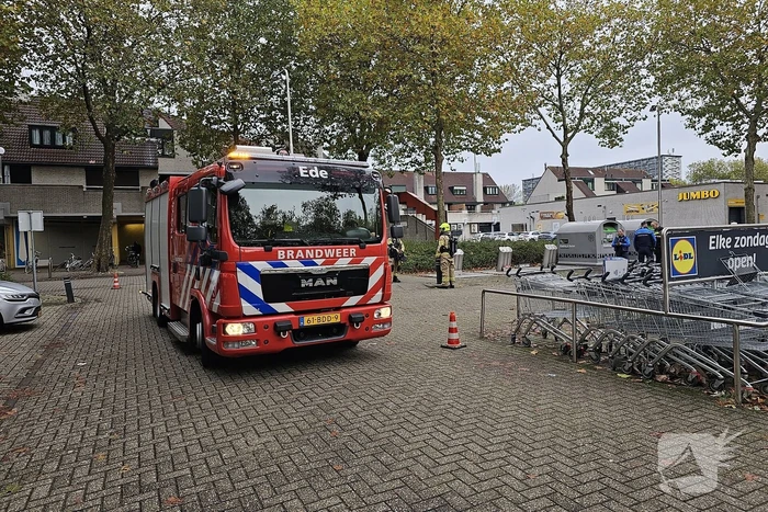 Brandweer verricht metingen bij achtergelaten krat