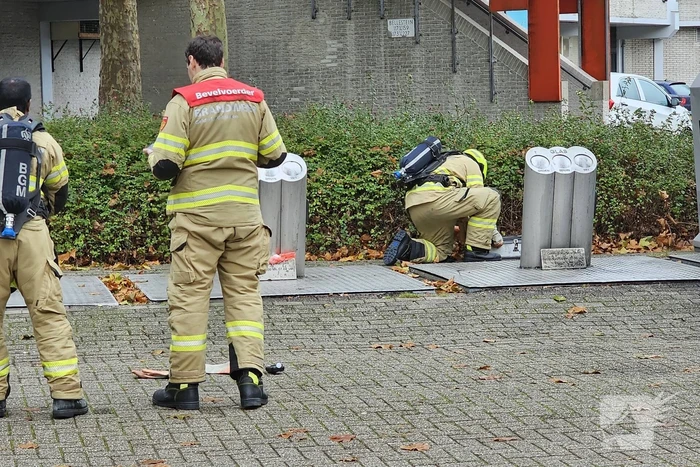 Brandweer verricht metingen bij achtergelaten krat