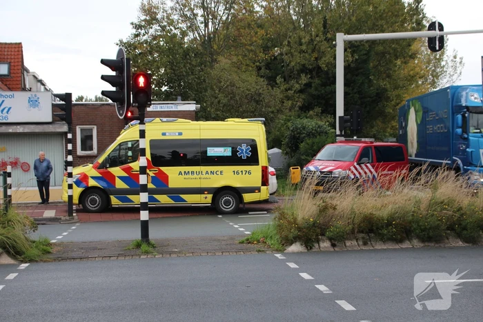 Kop-staartbotsing op afrit snelweg