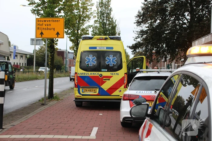 Kop-staartbotsing op afrit snelweg