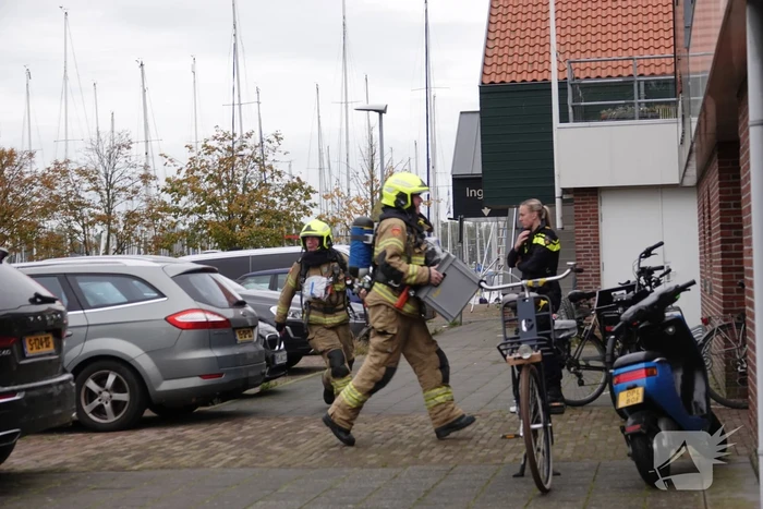 Drie personen van brandende boot gered
