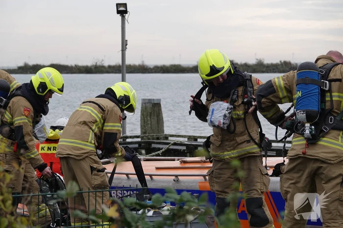 Drie personen van brandende boot gered