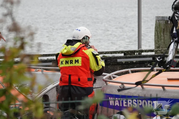 Drie personen van brandende boot gered
