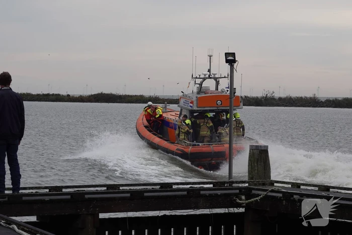 Drie personen van brandende boot gered