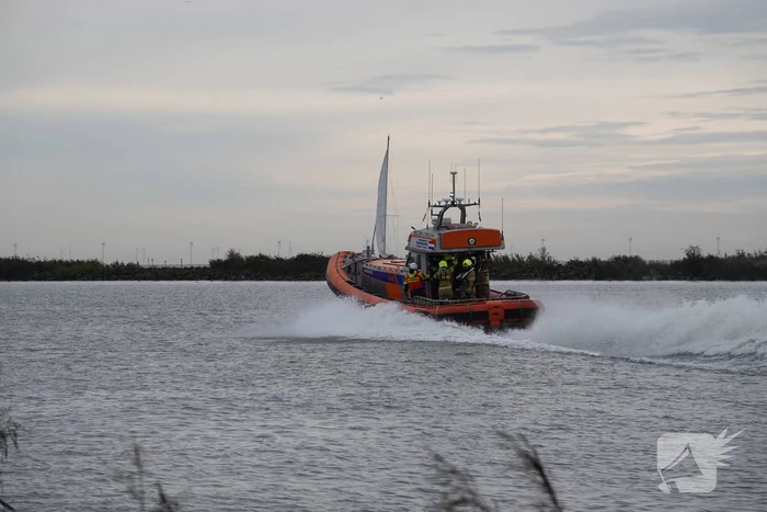 Drie personen van brandende boot gered