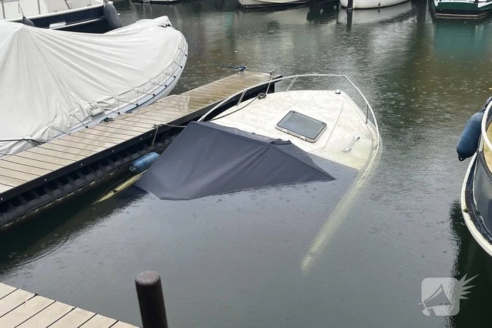 Plezierjacht maakt water en dreigt te zinken