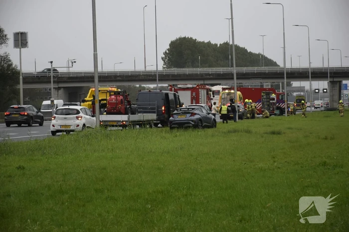 Auto raakt te water naast snelweg