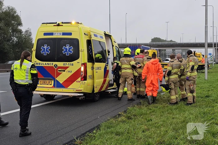 Auto raakt te water naast snelweg