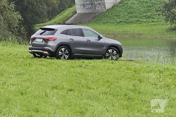 Auto raakt te water naast snelweg