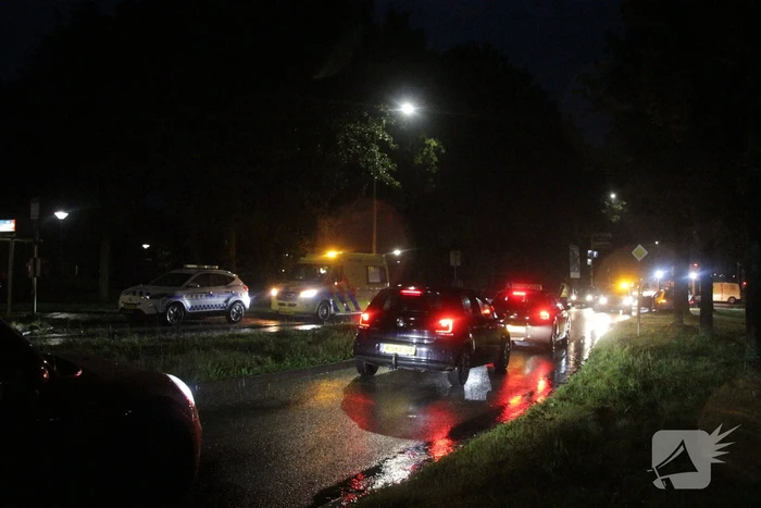 Auto en bestelbus in botsing onderaan afrit