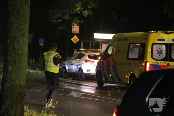 Auto en bestelbus in botsing onderaan afrit