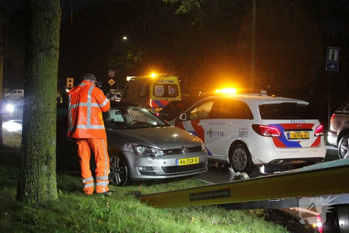 Auto en bestelbus in botsing onderaan afrit