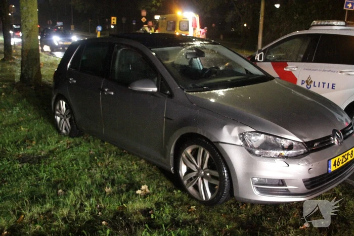 Auto en bestelbus in botsing onderaan afrit