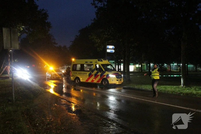Auto en bestelbus in botsing onderaan afrit