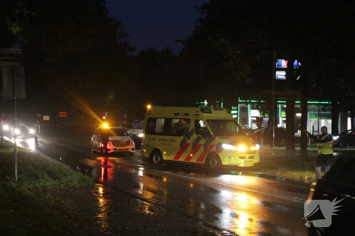 Auto en bestelbus in botsing onderaan afrit