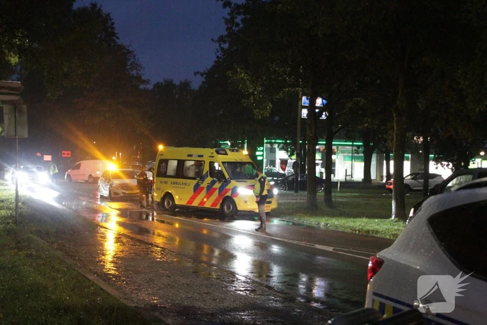 Auto en bestelbus in botsing onderaan afrit