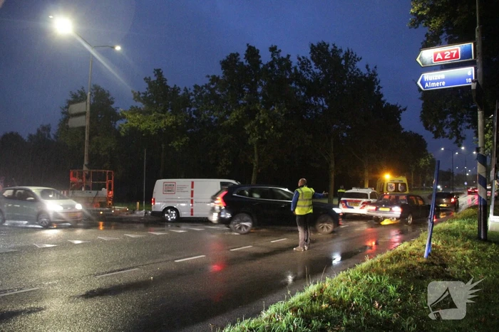 Auto en bestelbus in botsing onderaan afrit