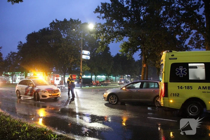 Auto en bestelbus in botsing onderaan afrit