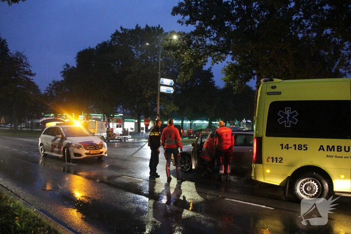 Auto en bestelbus in botsing onderaan afrit