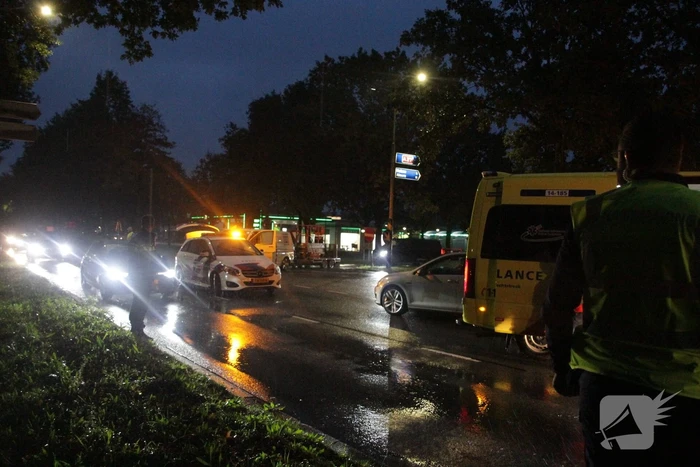 Auto en bestelbus in botsing onderaan afrit