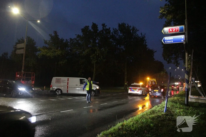 Auto en bestelbus in botsing onderaan afrit