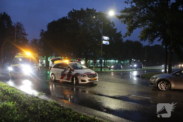 Auto en bestelbus in botsing onderaan afrit