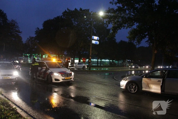 Auto en bestelbus in botsing onderaan afrit