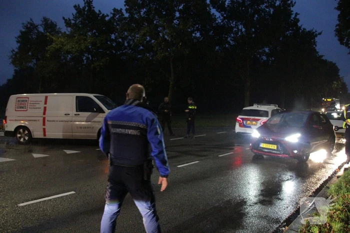 Auto en bestelbus in botsing onderaan afrit