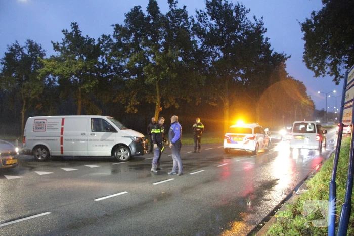 Auto en bestelbus in botsing onderaan afrit