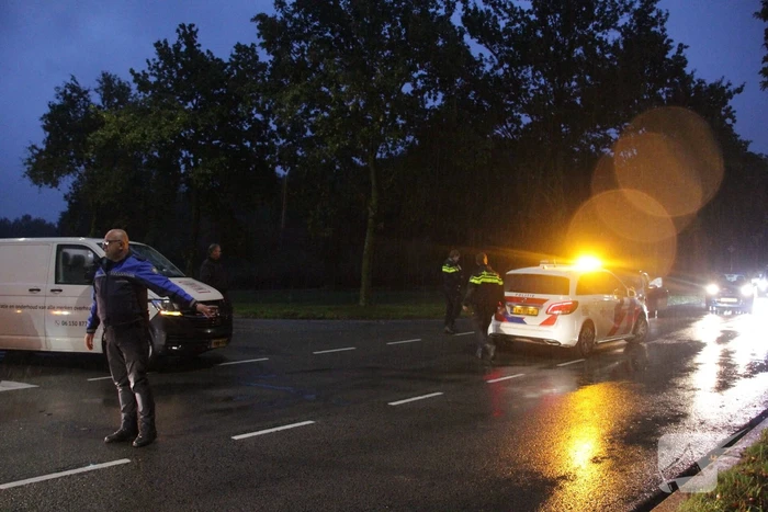 Auto en bestelbus in botsing onderaan afrit