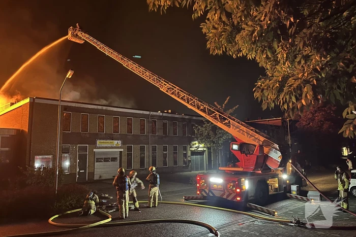 Grote uitslaande brand in bedrijfspand
