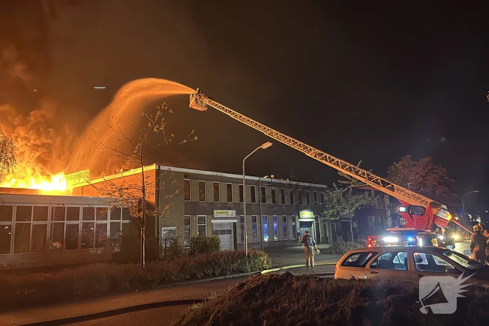 Grote uitslaande brand in bedrijfspand