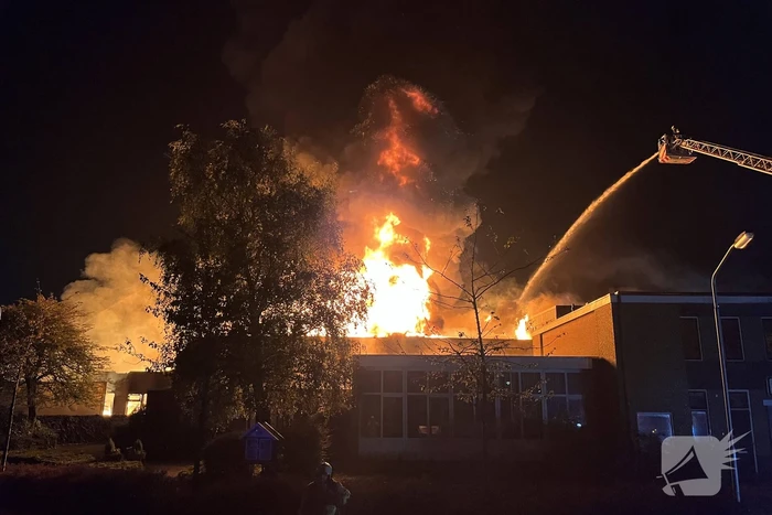 Grote uitslaande brand in bedrijfspand