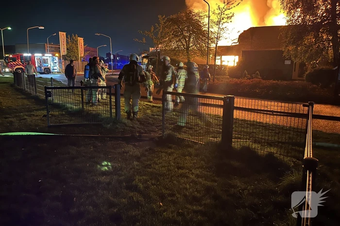 Grote uitslaande brand in bedrijfspand