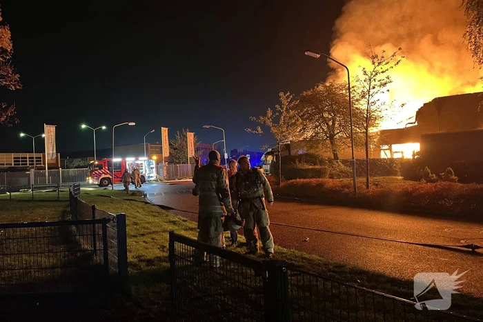 Grote uitslaande brand in bedrijfspand