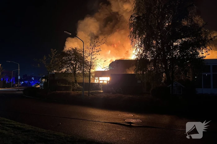 Grote uitslaande brand in bedrijfspand