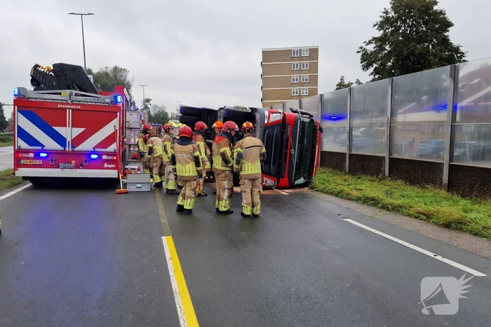 Automobilist heeft engeltje op schouders nadat tankwagen kantelt