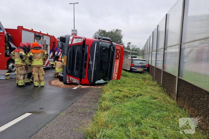 Automobilist heeft engeltje op schouders nadat tankwagen kantelt