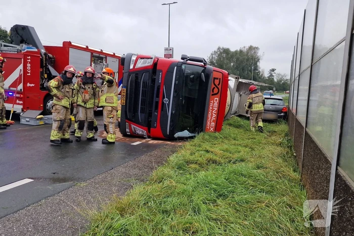 Automobilist heeft engeltje op schouders nadat tankwagen kantelt